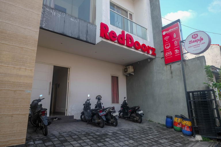 Exterior & Views 2, RedDoorz Syariah near Simpang Lima Semarang, Semarang