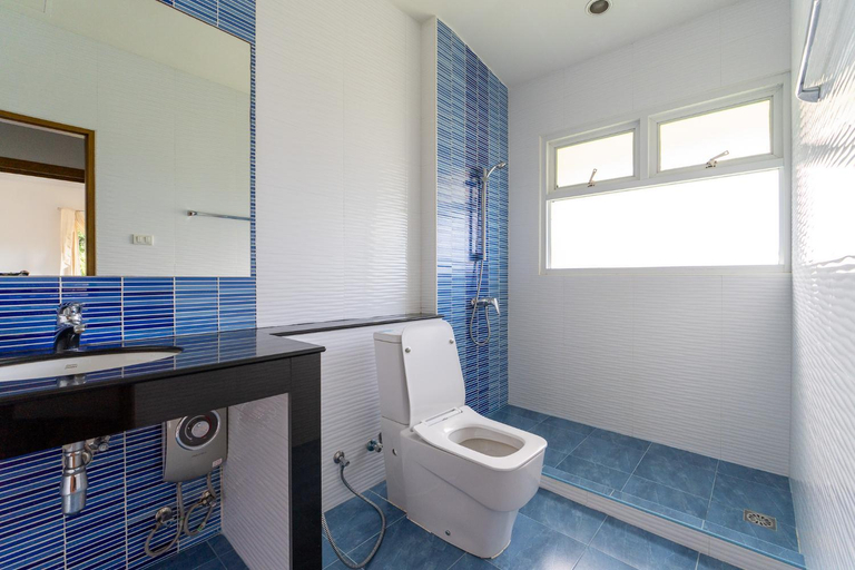 Bathroom 2, Baan Faa Talay Chan, Tha Mai