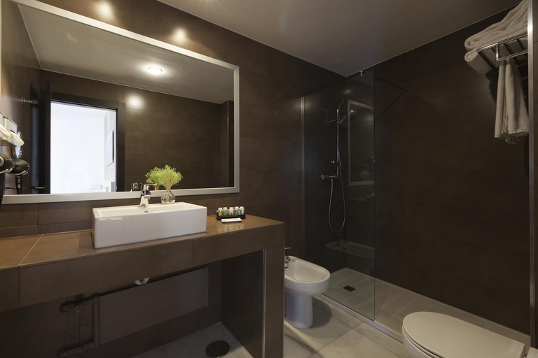 Bathroom 2, URH CIUTAT DE MATARO, Barcelona