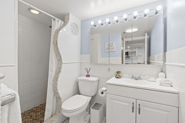 Bathroom 2, Ilikai Hotel with Ocean View, Honolulu