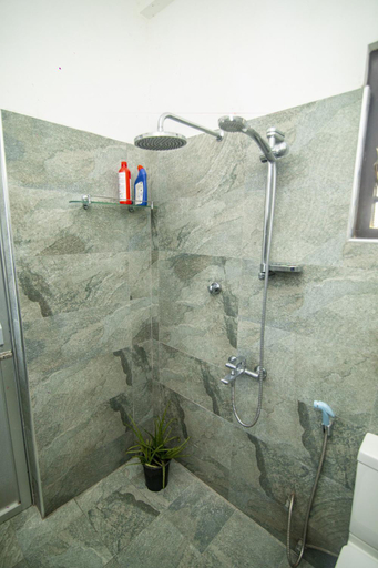 Bathroom 2, AIRA, Hikkaduwa