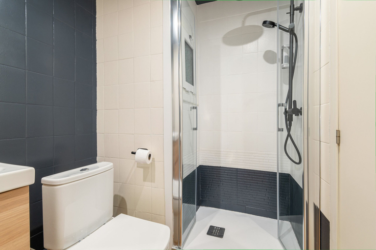 Bathroom 2, Rafael Apartment by Olala Homes, Barcelona