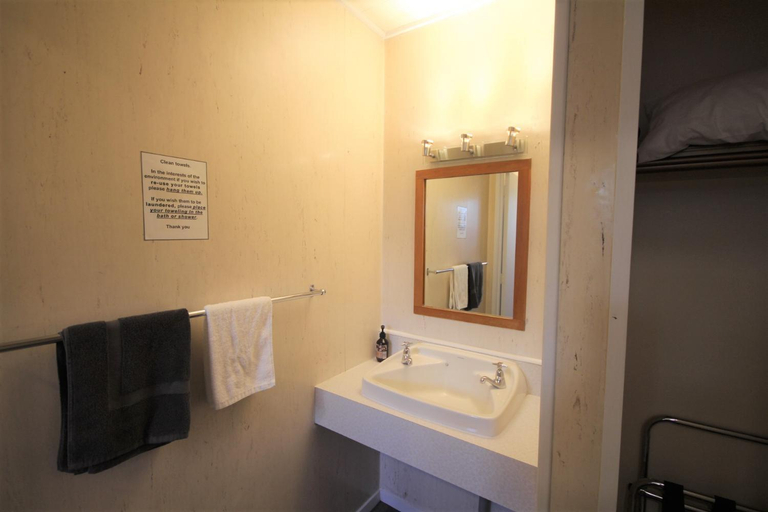 Bathroom 3, Beach lodge motel, Dunedin
