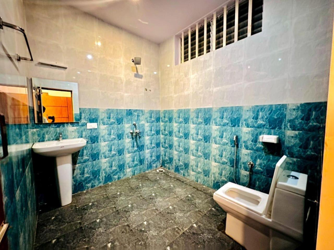 Bathroom, Hirekolale Retreat, Chikmagalur