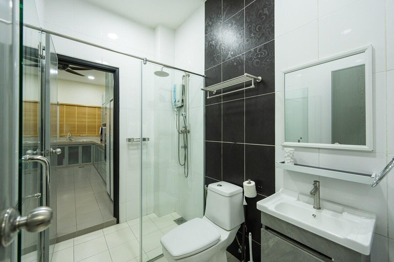 Bathroom 4, CloClo Villa - Truly Cuti-Cuti Melaka (24pax), Malacca City