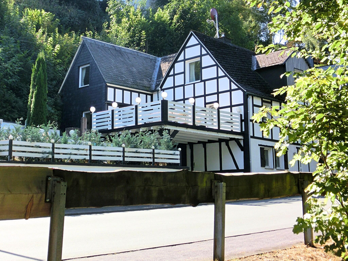 Exterior & Views