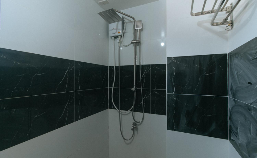 Bathroom 4, Sans Hotel near Enchanted Kingdom, Santa Rosa City