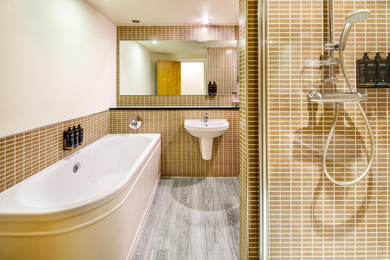 Bathroom 4, Mercure Sheffield Parkway Hotel, Sheffield