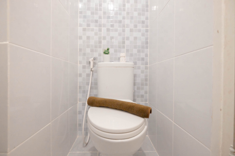 Bathroom 5, Peach Touch Studio Room at Tokyo Riverside PIK 2 Apartment By Travelio, Tangerang