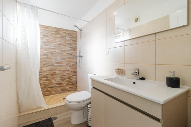 Bathroom, Amora's Guest House, Lagos