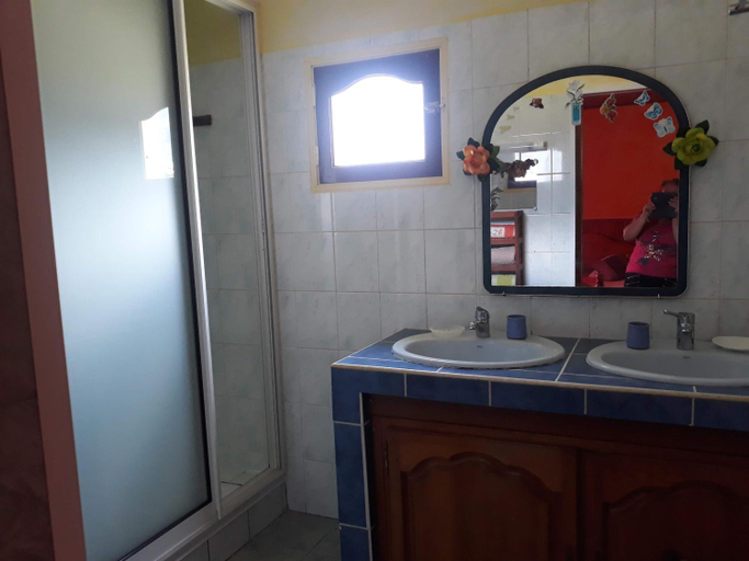 Bathroom, Petite Fleur de Lentilles 1, Cilaos