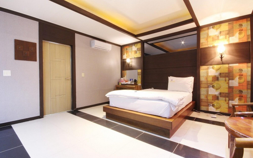 Bedroom 3, Daegu Dongdaegu Station Lane, Buk