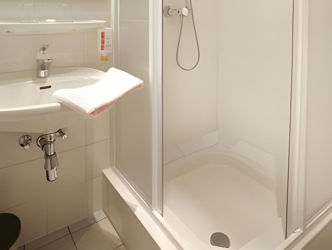 Bathroom 5, Hotel Turenne, Haut-Rhin