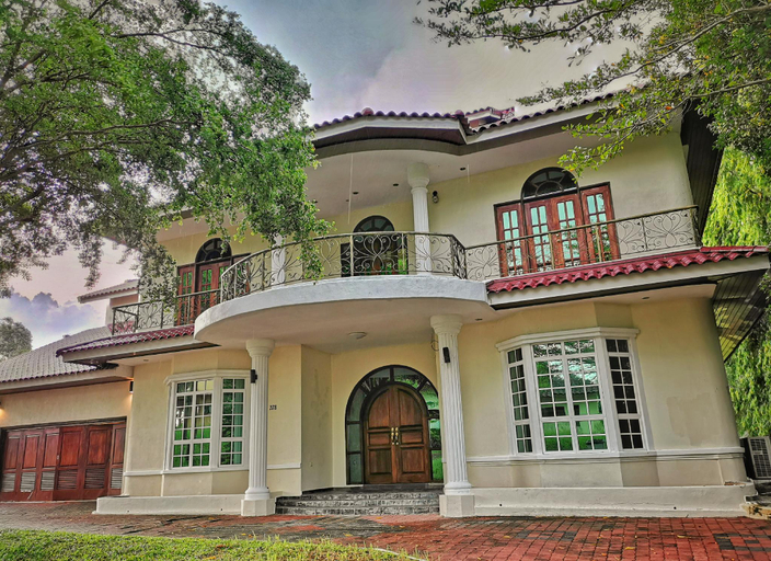 Exterior & Views