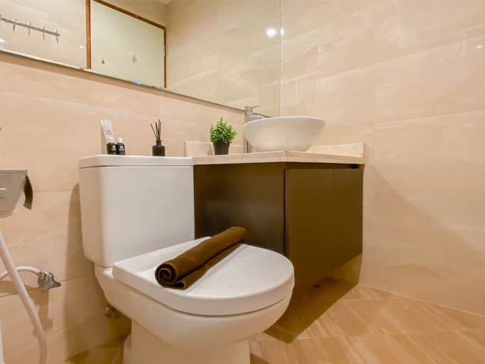 Bathroom 5, Modern and Spacious 2BR Apartment Green Bay Condominium By Travelio, Jakarta Utara