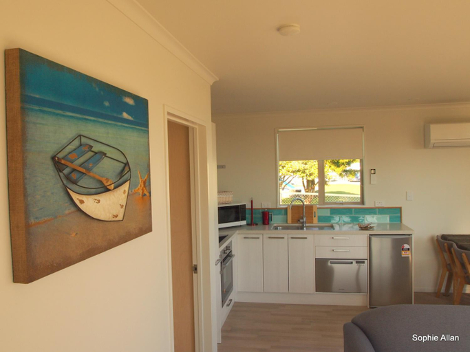 Others 5, Croesus Cottages, Grey