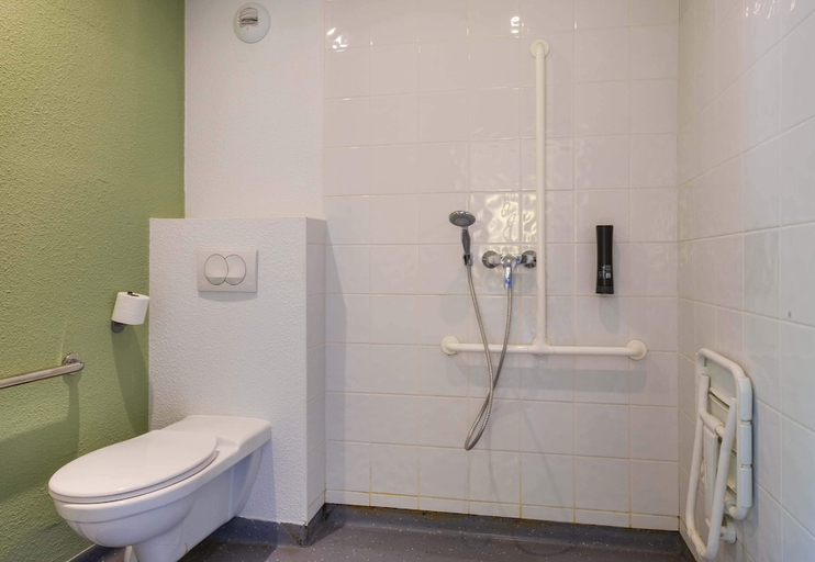 Bathroom 4, B&B HOTEL Cannes Mouans Sartoux, Alpes-Maritimes