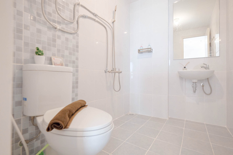 Bathroom 5, Cozy and Spacious 2BR Apartment Tokyo Riverside PIK 2 By Travelio, Tangerang