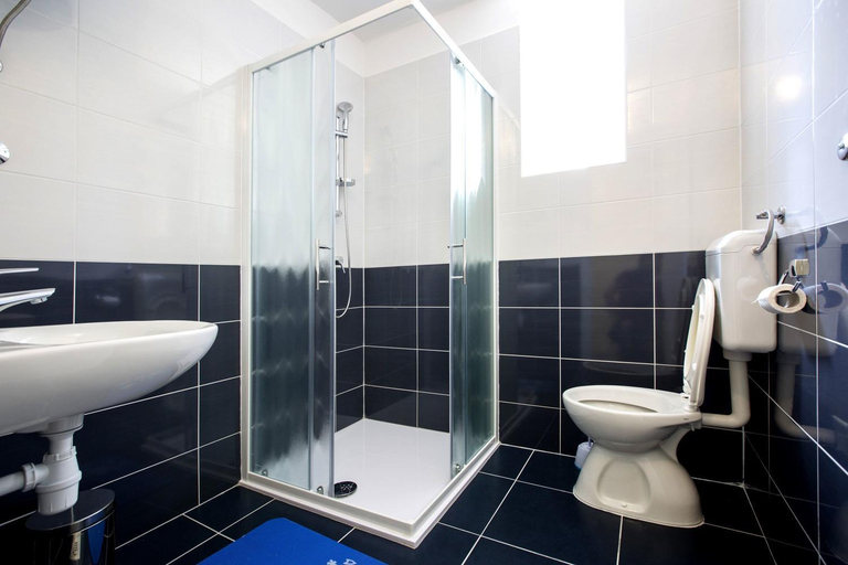 Bathroom 2, Downtown Hostel, Split