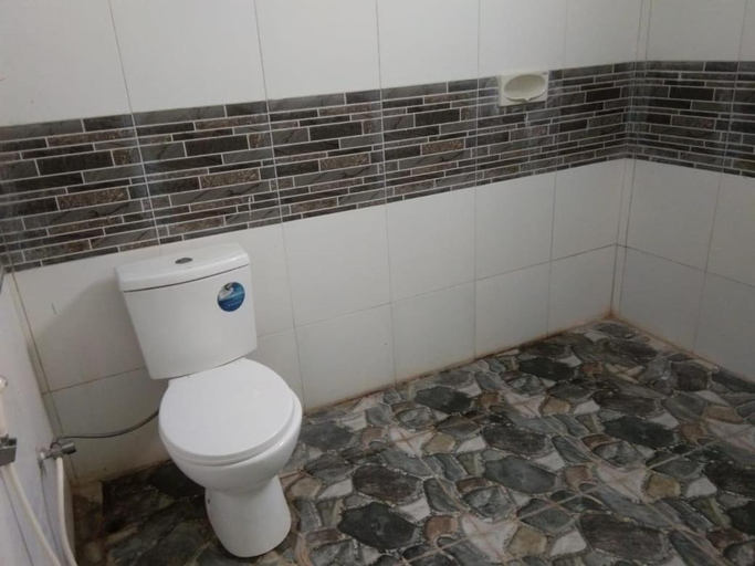 Bathroom, OYO 2611 Hotel Krui Syariah, West Lampung