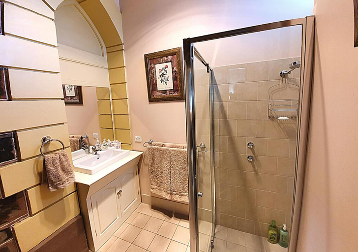 Bathroom, Burra Railway Station BnB, Goyder