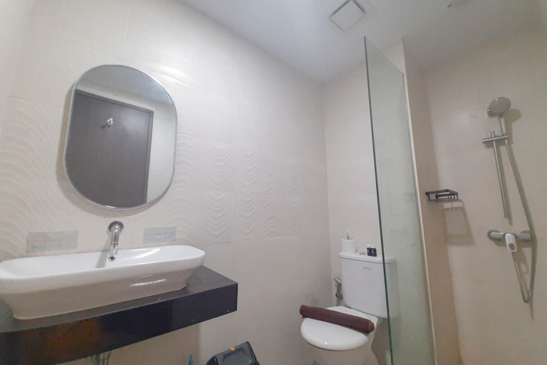 Bathroom 5, Cozy Loft 2BR at Grand Jati Junction Apartment By Travelio, Medan