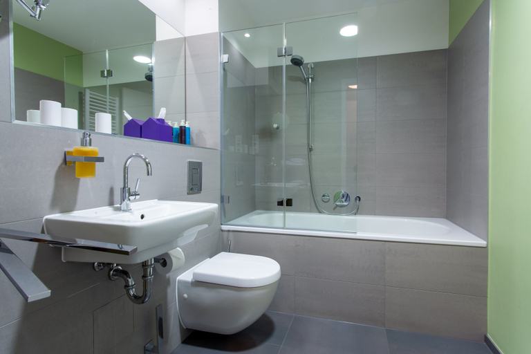 Bathroom 3, The Circus Apartments, Berlin