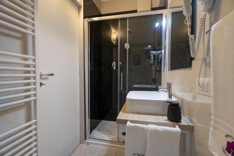 Bathroom 5, Affittacamere Orchidea for Tourists Hesperia Hosp, Modena