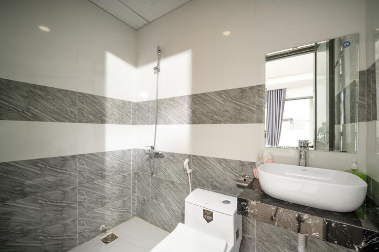 Bathroom 2, Carol Homestay & Apartment Đà Nẵng 4, Da Nang