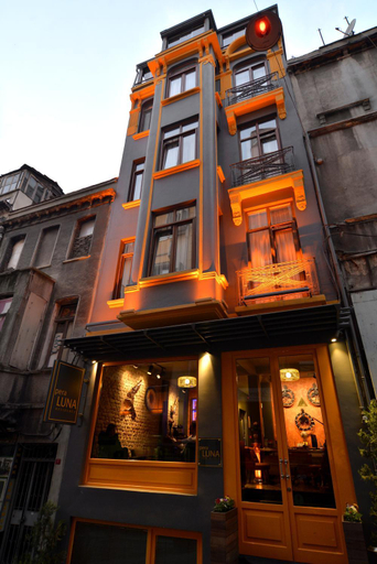 Exterior & Views