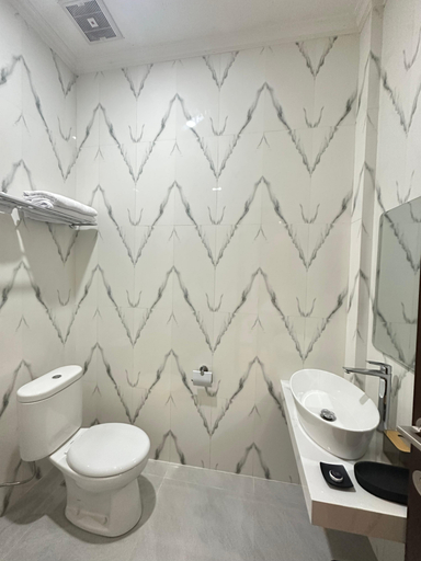Bathroom 5, Hotel Dotaga, Malinau