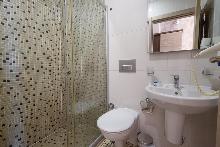 Bathroom 4, Sultanahmet Inn Hotel, Fatih