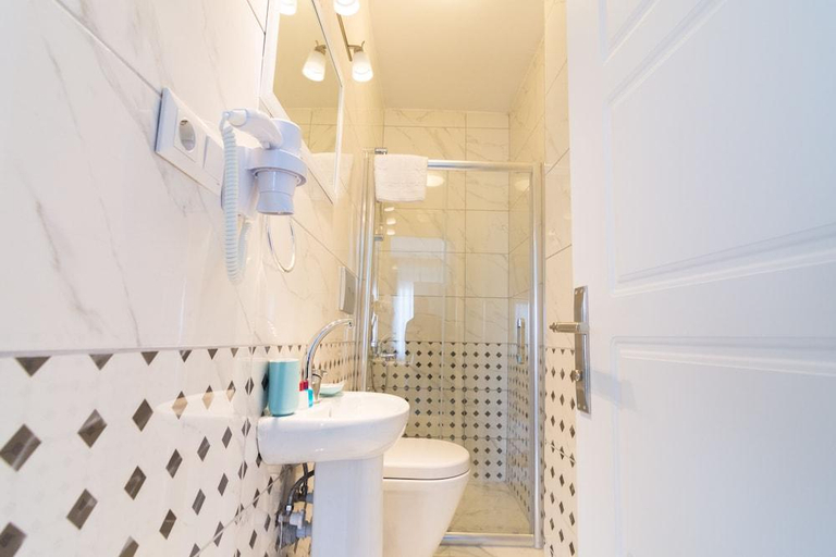 Bathroom 4, Sultanahmet Inn Hotel, Fatih