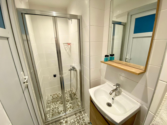 Bathroom 2, MBAS Apartments, Beyoğlu