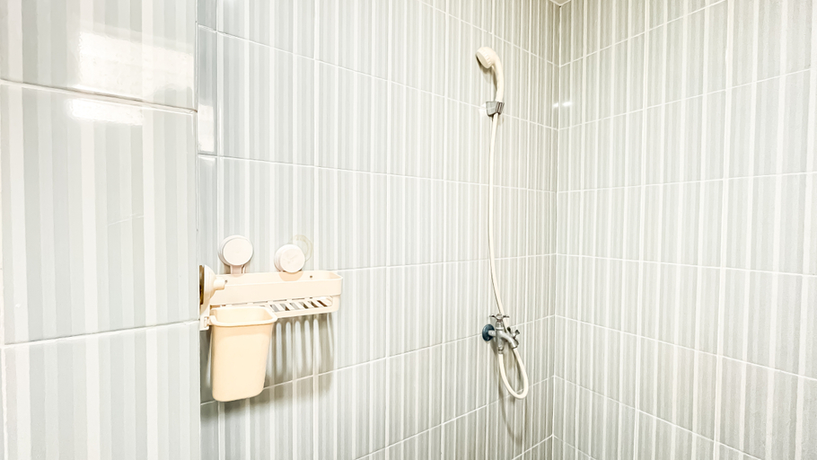 Bathroom 5, Cozy Bloom Studio Apartment Cinere Resort By Travelio, Depok