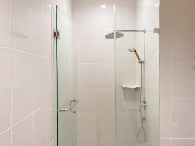 Bathroom 5, Warm and Cozy 2BR at Samara Suites Apartment By Travelio, Jakarta Selatan
