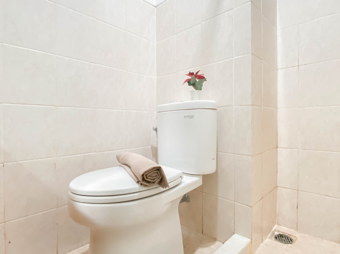 Bathroom 5, Contemporary Studio Loft Apartment at Park View Condominium By Travelio, Depok