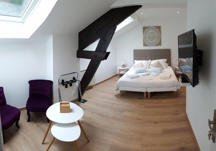 Bedroom 2, Le Castel Guesthouse, Calvados