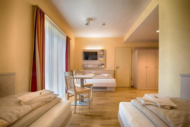 Bedroom 2, JUFA Hotel im Bruckenkopfpark - Julich, Düren