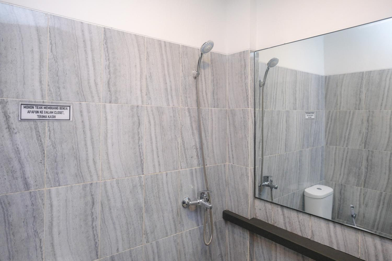 Bathroom 5, Urbanview Hotel JJ Bukitsari Semarang, Semarang
