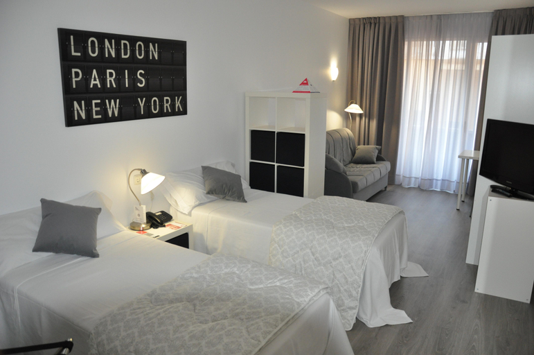 Bedroom 3, Aparthotel Atenea Calabria, Barcelona