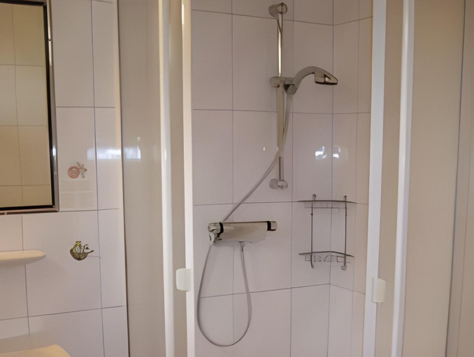 Bathroom 2, Hotel-Pension Stallinger, Vöcklabruck