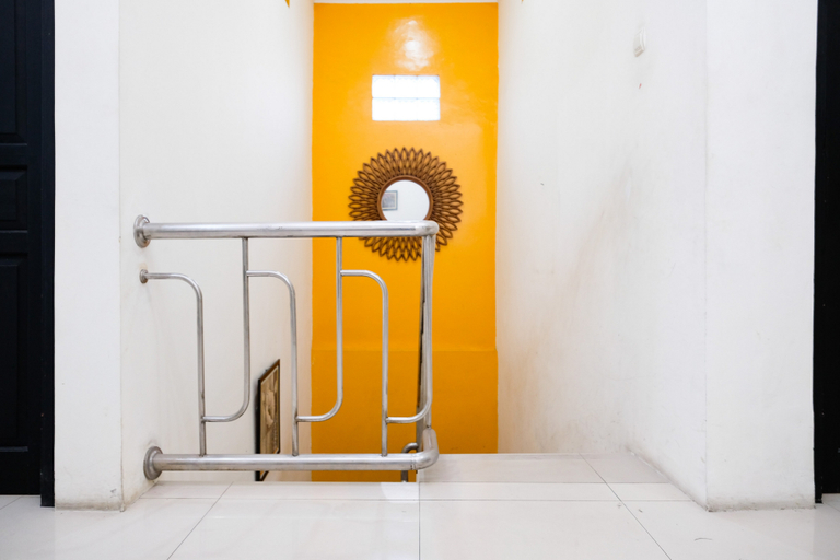 Bathroom 3, RedDoorz Syariah near Solo Square Mall, Solo