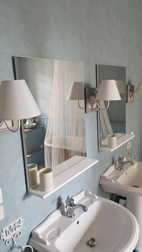 Bathroom 2, La Boheme, Oise