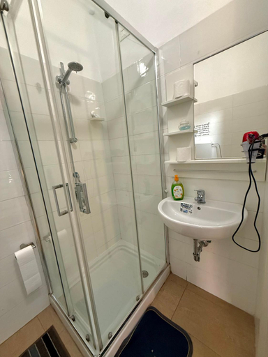 Bathroom 2, Crown Guest House, Pisa