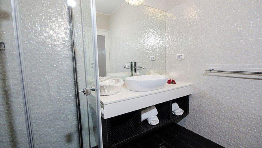 Bathroom 2, סוויטות דה בלנקה