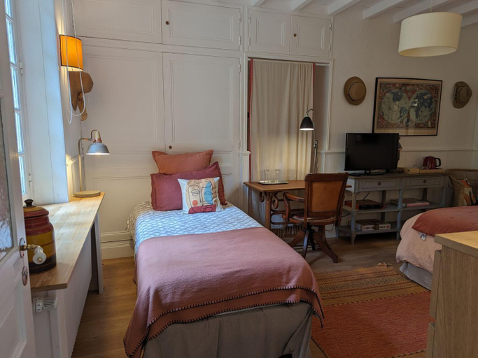 Bedroom 4, Chambre spacieuse, entree privee, animaux admis, WiFi - FR-1-590-513, Loiret