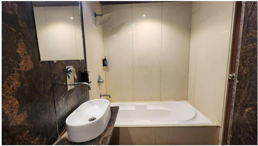 Bathroom 5, SAIBABA INTERNATIONAL SUPREME HOTEL, Ahmadnagar
