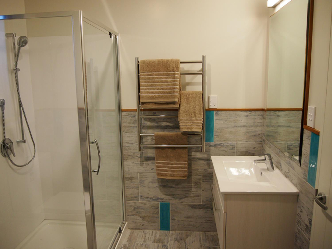 Bathroom 3, Croesus Cottages, Grey