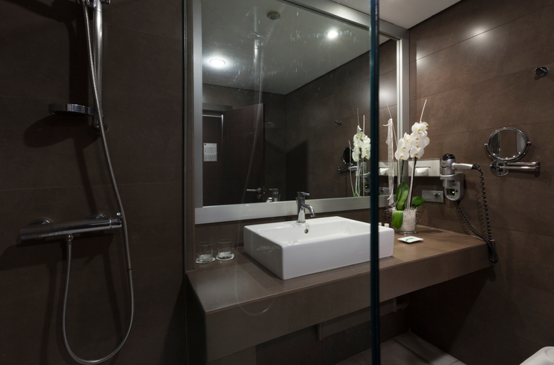 Bathroom 3, Urh Ciutat de Mataro, Barcelona